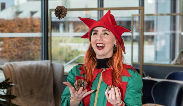 Elf actor juggling