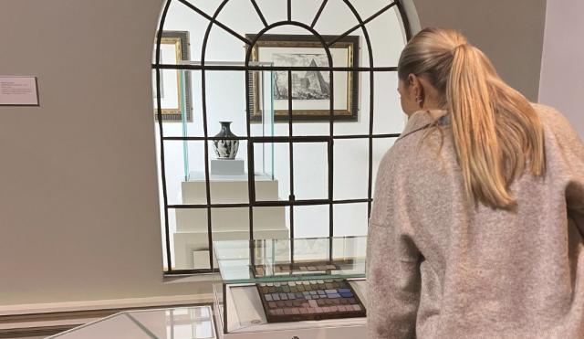 V&A Tour of guest looking through to the Portland Vase