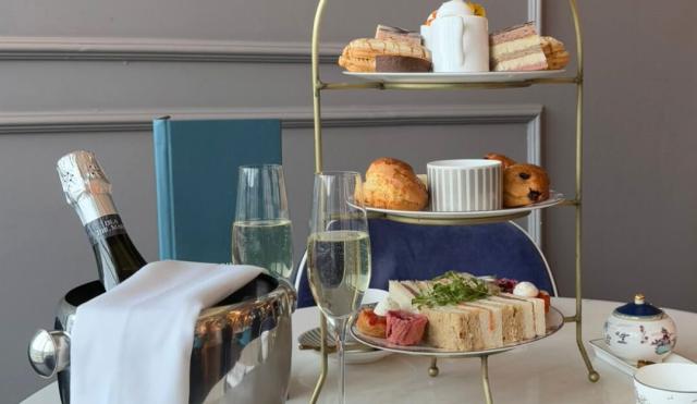 Afternoon tea with prosecco in the Wedgwood Tearoom