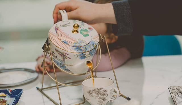 Accessible Tea Pot Pourer